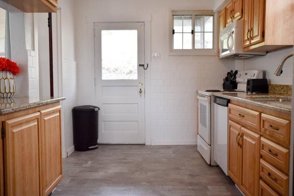 Beautiful 3 Bedroom Home Cozy Front And Back Porch Munhall Exterior photo